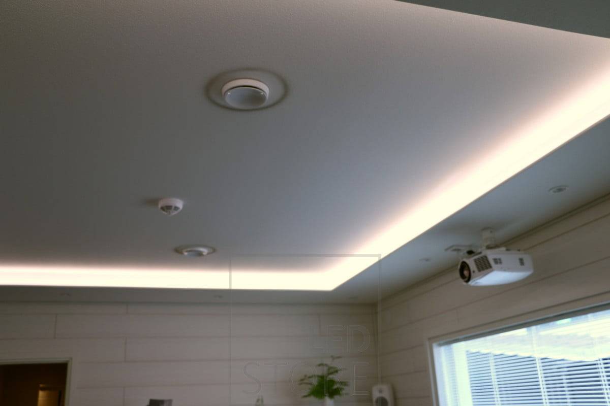 Měkké, nepřímé světlo ze střechy přes klip pro stropní světlo. Bodová světla jsou rovněž zapuštěna do hrany jako svítidla downlight. Ledstore.fi